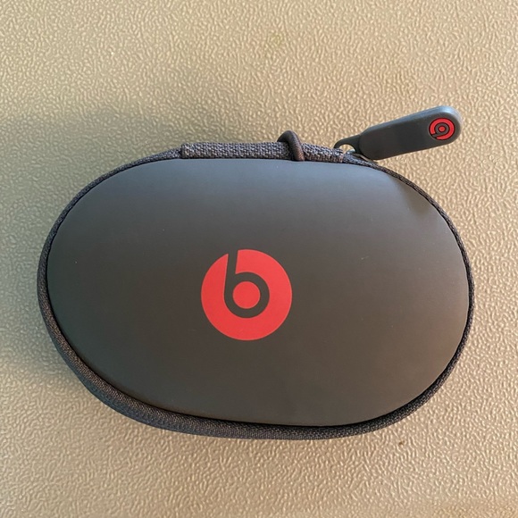 Beats headphones wireless with charger - Picture 1 of 2